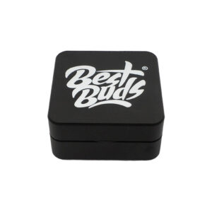 Best Buds Square BLACK metallgrinder i sort, firkantet 2-delt design med logo på lokket