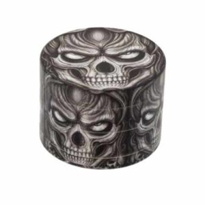 Half Baked Skull Grinder 4-deler med hodeskallemotiv, rund metallgrinder vist mot hvit bakgrunn