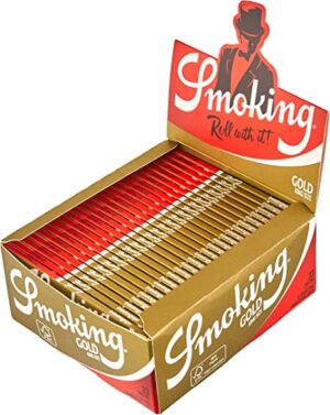 Kartong med Smoking Gold King Size rullepapir, åpen displayboks med røde og gullfargede pakker