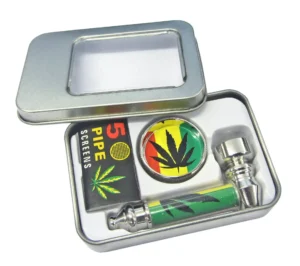 Gavesett med Rasta metallpipe, 2-delt grinder og piperister i metallboks