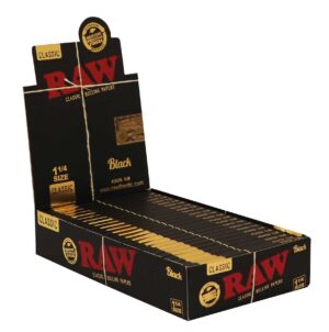 Åpen displaykartong med RAW Black 1 1/4" Classic rolling papers i svart og gull