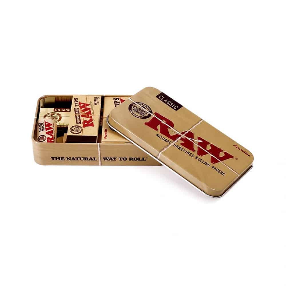 RAW Starter Box i metallboks med RAW rullepapir, tips og hempwick synlig i åpen eske