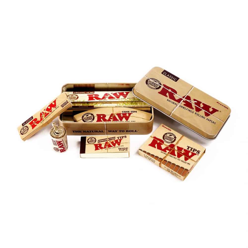 RAW Starter Box med røykpapir, tips, Hempwick og metallboks samlet på hvit bakgrunn