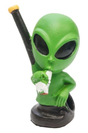 Resinpipe Alien, grønn pipefigur med romvesenmotiv og svart skaft på mørk base