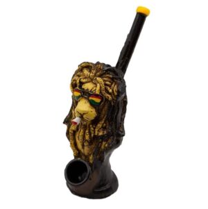 Rasta Lion Resinpipe med fargerikt løvemotiv, svart rør og gul topp, vist mot hvit bakgrunn