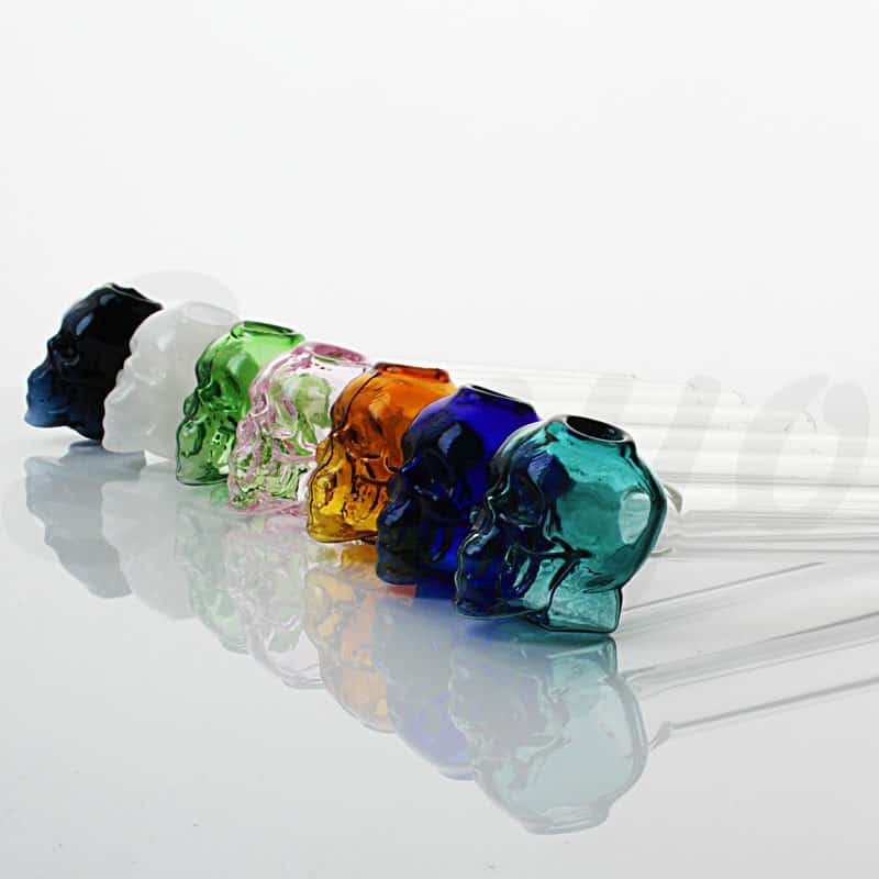 Skull Glasspipe 13 cm i flere farger, med skull-motiv og klart glassrør