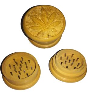 Tregrinder - Leaf Lys i tre med leaf-utskjæring og sterke stålpigger, vist i tre deler